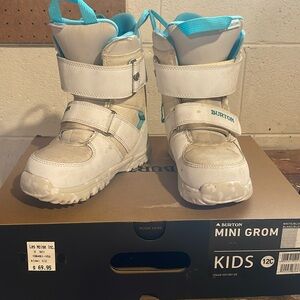 Kids Burton Mini Grom snowboard boots